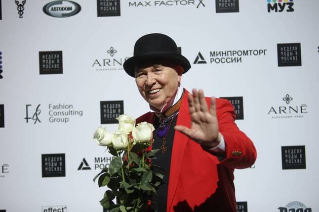(160322) -- MOSCOW, March 22, 2016 -- Russian fashion designer Vyacheslav Zaitsev takes a photo with fans during the Made in Russia Fashion Week in Moscow, on March 22, 2016. ) RUSSIA-MOSCOW-MADE IN RUSSIA FASHION WEEK EvgenyxSinitsyn 