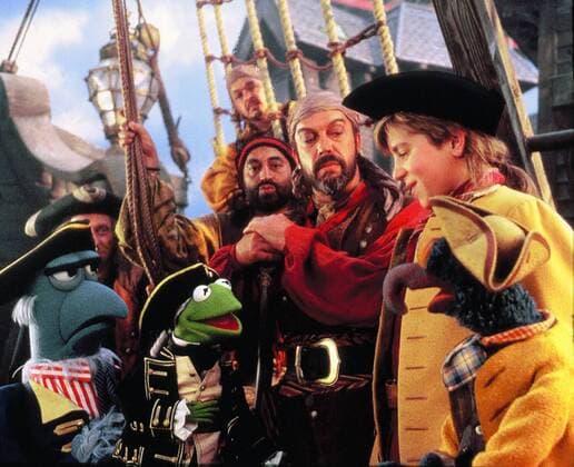 Muppets - Die Schatzinsel Sam Eagle Kermit Tim Curry Kevin Bishop Gonzo Puppenfiguren, Namen v.l.n.r.: Sam Eagle Kermit ? Tim Curry Kevin Bishop Gonzo Copyright: TBM UnitedArchives9609023