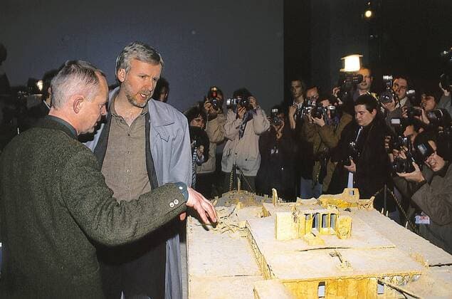 Cameron, James,Großer Andrang beim Fototermin vor dem Modell des Titanic-Wracks in der Ausstellung Anlass: Premiere von Titanic Aufgenommen in: Hamburg Copyright: TBM UnitedArchives9804101