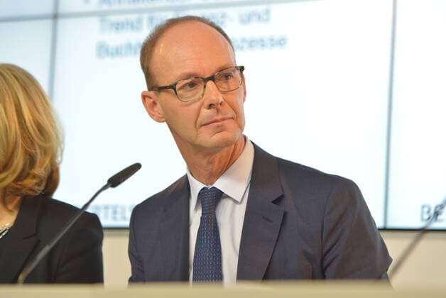 22-03-16, Bertelsmann Bilanzpressekonferenz 2016, Bertelsmann Kommandantur, Unter den Linden 1, Berlin 22.03.2016, Bertelsmann Bilanzpressekonferenz 2016, Bertelsmann-Kommandantur, Unter den Linden 1 , Berlin Thomas Rabe (Bertelsmann Vorstandsvorsitzender, Vorstandsmitglied), Aktion, Einzelbild, Quer, Mimik, Gestik
