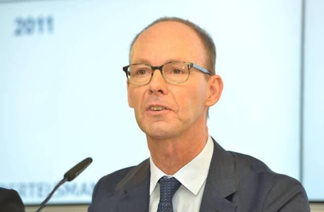 22-03-16, Bertelsmann Bilanzpressekonferenz 2016, Bertelsmann Kommandantur, Unter den Linden 1, Berlin 22.03.2016, Bertelsmann Bilanzpressekonferenz 2016, Bertelsmann-Kommandantur, Unter den Linden 1 , Berlin Thomas Rabe (Bertelsmann Vorstandsvorsitzender, Vorstandsmitglied), Aktion, Einzelbild, Quer, Mimik, Gestik