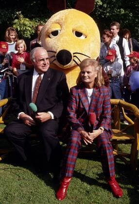 Hannelore KOHL und Bundeskanzler Helmut KOHL , CDU , beim Kinderfest im Bundeskanzleramt , September 1992 Hannelore KOHL and Chancellor Helmut KOHL , CDU , on childrens day in the garden of his office , September 1992
