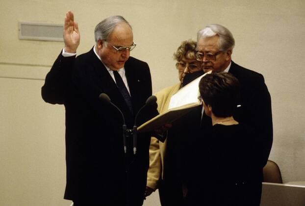 Helmut KOHL , CDU , leistet den Amtseid zum Bundeskanzler im Bundestag gegenueber Bundestagspraesidentin Rita SUESSMUTH , Januar 1991 Helmut KOHL , CDU , is swearing the official oath as chancellor in Bundestag parliament to president Rita SUESSMUTH , January 1991