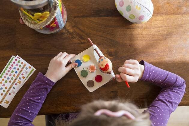 Girl painting Easter egg model released Symbolfoto  SARF002627