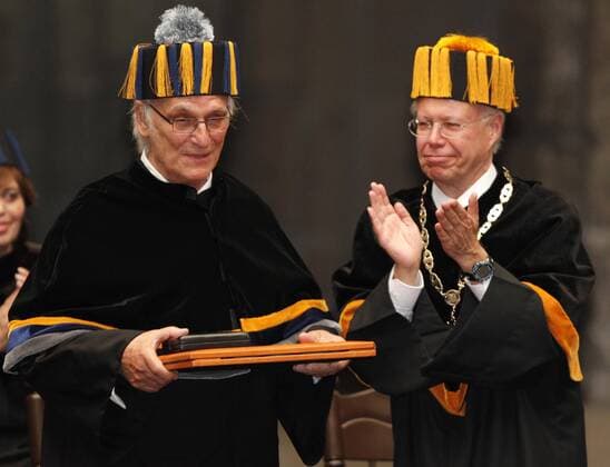 Sept. 22, 2011 - Mexico - E22091117.JPG.MÆ’XICO, D. F.- Award Reconocimiento-Honoris Causa-Saura. El cineasta Carlos Saura recibe del rector de la Universidad Nacional Aut noma de MÅ½xico, JosÅ½ Narro, el doctorado Honoris Causa. ASV. Foto: Agencia EL UNIVERSAL Agust™n Salinas.  - ZUMAu78_