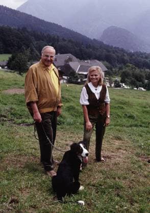 Bundeskanzler Helmut KOHL , CDU , mit seiner Frau Hannelore KOHL im Urlaub bei St.Gilgen in Oesterreich mit Hund Felix , August 1991 Chancellor Helmut KOHL , CDU , and his wife Hannelore KOHL on vacation near St.Gilgen in Austria with dog Felix , August 1991
