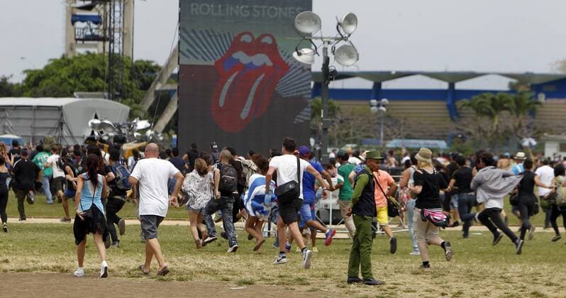 Followers of the British rock band The Rolling Stones attend a free concert in Havana, Cuba, 25 March 2016. THE ROLLING STONES CONCERT IN CUBA !ACHTUNG: NUR REDAKTIONELLE NUTZUNG!  HAB002 20160325-635945350441899855