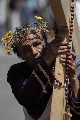 Mexcian devouts participate at the Way of the Cross during the Saint Friday of the Holy Week in Mexico City, Mexico, 25 March 2016. . WAY OF THE CROSS IN MEXICO CITY !ACHTUNG: NUR REDAKTIONELLE NUTZUNG!  MEX002 20160325-635945417898419985