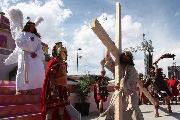 Catholics participate in the representation of the Passion of Christ during the celebration of the Good Friday in Mexico City, Mexico, 25 March 2016. Good Friday in Mexico City !ACHTUNG: NUR REDAKTIONELLE NUTZUNG!  MEX30 23359887sp