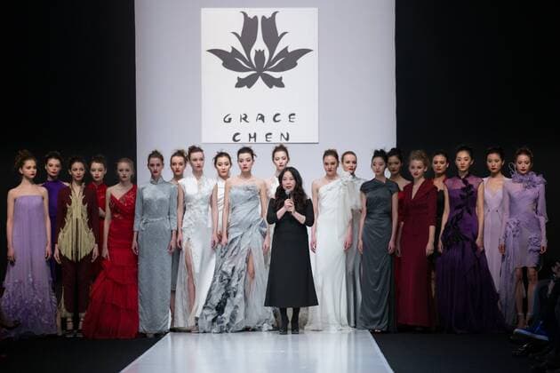 (160326) -- MOSCOW, March 25, 2016 -- Chinese designer Grace Chen (C) acknowledges the applause at the end of the Moscow Fashion Week China Night at Gostiny Dvor in Moscow, March 25, 2016. )(dh) RUSSIA-MOSCOW-FASHION WEEK-CHINA NIGHT BaixXueqi 