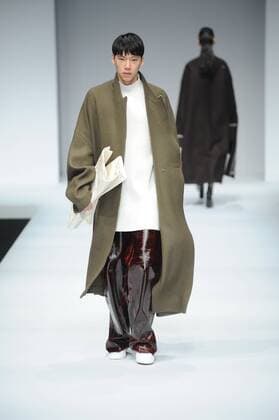 BEIJING, CHINA - MARCH 25: (CHINA OUT) A model showcases designs on the runway at ZHAO QIANYAN Collection during the Mercedes-Benz China Fashion Week Autumn Winter 2016 17 at 751D.Park on March 25, 2016 in Beijing, China.  CFP481722699