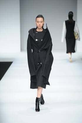 BEIJING, CHINA - MARCH 25: (CHINA OUT) A model showcases designs on the runway at ZHAO QIANYAN Collection during the Mercedes-Benz China Fashion Week Autumn Winter 2016 17 at 751D.Park on March 25, 2016 in Beijing, China.  CFP481722712