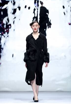 (160326) -- BEIJING, March 26, 2016 -- A model presents a creation of designer Wang Fei during China Fashion Week in Beijing, capital of China, March 26, 2016. ) (cxy) CHINA-BEIJING-FASHION WEEK (CN) ChenxJianli 