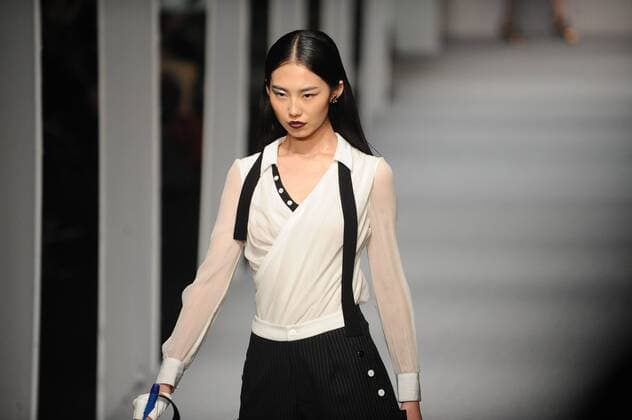 (160326) -- BEIJING, March 26, 2016 -- A model presents a creation from Zoual Yanti Collection during the China Fashion Week A W 2016 2017 in Beijing, China, March 26, 2016. ) (zhs) CHINA-BEIJING-FASHION-ZOUAL (CN) WuxHuiwo 