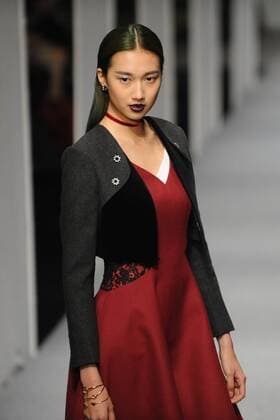(160326) -- BEIJING, March 26, 2016 -- A model presents a creation from Zoual Yanti Collection during the China Fashion Week A W 2016 2017 in Beijing, China, March 26, 2016. ) (zhs) CHINA-BEIJING-FASHION-ZOUAL (CN) WuxHuiwo 