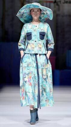 (160327) -- BEIJING, March 27, 2016 -- A model presents a creation of designer Chen Wen during the China Fashion Week A W 2016 2017 in Beijing, capital of China, March 27, 2016.) (yxb) CHINA-BEIJING-FASHION WEEK(CN) ChenxJianli 
