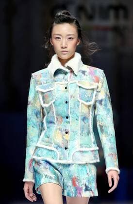 (160327) -- BEIJING, March 27, 2016 -- A model presents a creation of designer Chen Wen during the China Fashion Week A W 2016 2017 in Beijing, capital of China, March 27, 2016.) (yxb) CHINA-BEIJING-FASHION WEEK(CN) ChenxJianli 