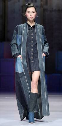 (160327) -- BEIJING, March 27, 2016 -- A model presents a creation of designer Chen Wen during the China Fashion Week A W 2016 2017 in Beijing, capital of China, March 27, 2016.) (yxb) CHINA-BEIJING-FASHION WEEK(CN) ChenxJianli 