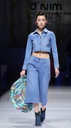 (160327) -- BEIJING, March 27, 2016 -- A model presents a creation of designer Chen Wen during the China Fashion Week A W 2016 2017 in Beijing, capital of China, March 27, 2016.) (yxb) CHINA-BEIJING-FASHION WEEK(CN) ChenxJianli 