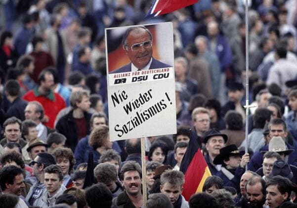 DDR : Eine Menschenmenge mit Plakaten bei einer Wahlkampfveranstaltung von Helmut Kohl zu den Volkskammerwahlen , Erfurt , Februar 1990 GDR : People with billboards at a campaign rally of Helmut Kohl for the upcoming general elections , Erfurt , February 1990