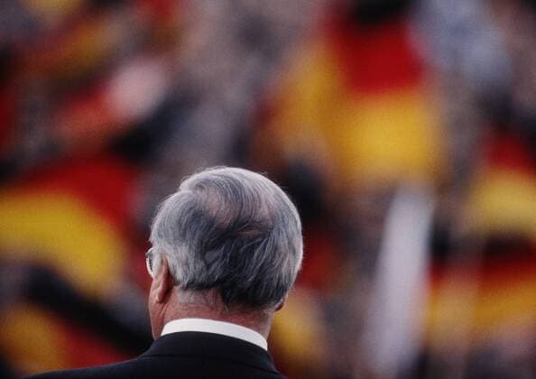 DDR : Bundeskanzler Helmut KOHL wird von Anhaengern gefeiert bei einer Wahlkampfveranstaltung zu den Volkskammerwahlen in der DDR , Erfurt , Februar 1990 GDR : Chancellor Helmut KOHL at a campaign rally for the upcoming general elections in GDR , Erfurt , February 1990