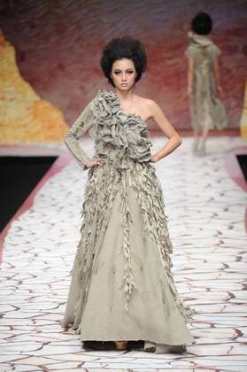 BEIJING, CHINA - MARCH 27: (CHINA OUT) A model showcases designs on the runway at Tao LouLan Collection during the Mercedes-Benz China Fashion Week Autumn Winter 2016 2017 at 751D.Park on March 27, 2016 in Beijing, China.  CFP481794491