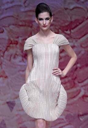 A model presents a creation at the Tao Loulan Collection by designer Tao Tao during the China Fashion Week in Beijing, capital of China, March 27, 2016.) (ry) CHINA-BEIJING-FASHION WEEK(CN) ChenxJianli 