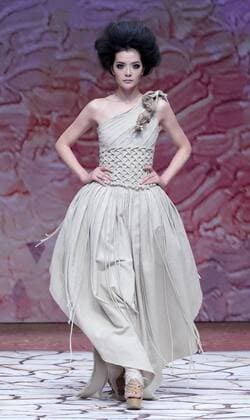 A model presents a creation at the Tao Loulan Collection by designer Tao Tao during the China Fashion Week in Beijing, capital of China, March 27, 2016.) (ry) CHINA-BEIJING-FASHION WEEK(CN) ChenxJianli 