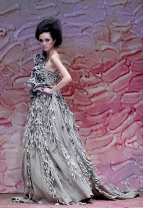 A model presents a creation at the Tao Loulan Collection by designer Tao Tao during the China Fashion Week in Beijing, capital of China, March 27, 2016.) (ry) CHINA-BEIJING-FASHION WEEK(CN) ChenxJianli 