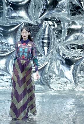 A model presents a creation by designer Mary Katrantzou during the China Fashion Week in Beijing, capital of China, March 27, 2016.) (ry) CHINA-BEIJING-FASHION WEEK(CN) ChenxJianli 