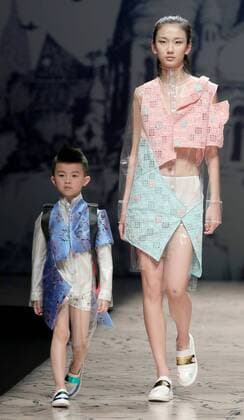 (160328) -- BEIJING, March 28, 2016 -- Models present creations by designer Xu Qingyin during the China Fasion Week in Beijing, capital of China, March 28, 2016. ) (mp) CHINA-BEIJING-FASHION WEEK (CN) ChenxJianli 