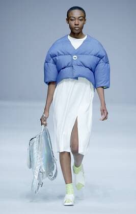 (160328) -- BEIJING, March 28, 2016 -- A model presents a creation by designer Li Shaowen at the E-hoo & FILYNN during the China Fashion Week in Beijing, capital of China, March 28, 2016. ) (mp) CHINA-BEIJING-FASHION WEEK (CN) ChenxJianli 