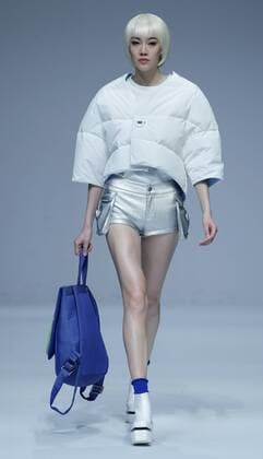 (160328) -- BEIJING, March 28, 2016 -- A model presents a creation by designer Li Shaowen at the E-hoo & FILYNN during the China Fashion Week in Beijing, capital of China, March 28, 2016. ) (mp) CHINA-BEIJING-FASHION WEEK (CN) ChenxJianli 