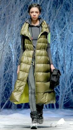 (160329) -- BEIJING, March 28, 2016 -- A model presents a winter clothing designed by Zhulin during a fashion preview of Bosideng, a large down clothing company, at the Beijing Fashion Week in Beijing, capital of China, March 28, 2016. ) (lfj) CHINA-BEIJING-FASHION WEEK (CN) ChenxJianli 