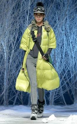 (160329) -- BEIJING, March 28, 2016 -- A model presents a winter clothing designed by Zhulin during a fashion preview of Bosideng, a large down clothing company, at the Beijing Fashion Week in Beijing, capital of China, March 28, 2016. ) (lfj) CHINA-BEIJING-FASHION WEEK (CN) ChenxJianli 