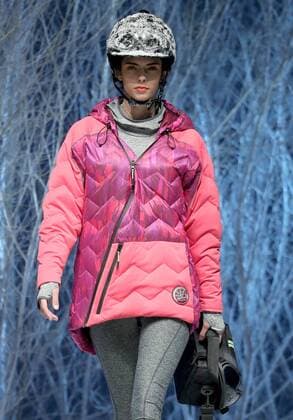 (160329) -- BEIJING, March 28, 2016 -- A model presents a winter clothing designed by Zhulin during a fashion preview of Bosideng, a large down clothing company, at the Beijing Fashion Week in Beijing, capital of China, March 28, 2016. ) (lfj) CHINA-BEIJING-FASHION WEEK (CN) ChenxJianli 