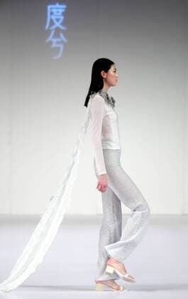 (160329) -- BEIJING, March 29, 2016 -- A model presents fashion creations designed by Guo Ruiping during the Duxi fashion show at China Fashion Week in Beijing, capital of China, March 29, 2016. ) (mcg) CHINA-BEIJING-FASHION WEEK-GUO RUIPING (CN) ChenxJianli 