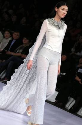 (160329) -- BEIJING, March 29, 2016 -- A model presents fashion creations designed by Guo Ruiping during the Duxi fashion show at China Fashion Week in Beijing, capital of China, March 29, 2016. ) (mcg) CHINA-BEIJING-FASHION WEEK-GUO RUIPING (CN) LixMingfang 