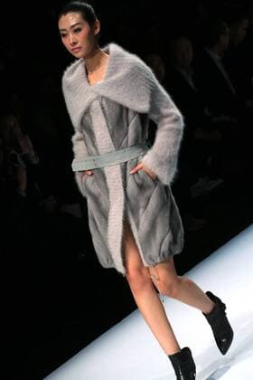 (160329) -- BEIJING, March 29, 2016 -- A model presents fashion creations during a show of Lingwu Fine Cashmere Fashion Brand Joint Collection at China Fashion Week in Beijing, capital of China, March 29, 2016. ) (mcg) CHINA-BEIJING-FASHION WEEK-LINGWU FINE CASHMERE FASHION BRAND (CN) LixMingfang 