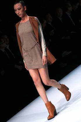 (160329) -- BEIJING, March 29, 2016 -- A model presents fashion creations during a show of Lingwu Fine Cashmere Fashion Brand Joint Collection at China Fashion Week in Beijing, capital of China, March 29, 2016. ) (mcg) CHINA-BEIJING-FASHION WEEK-LINGWU FINE CASHMERE FASHION BRAND (CN) LixMingfang 