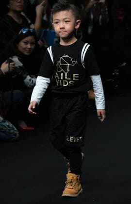 (160329) -- BEIJING, March 29, 2016 -- A young model presents fashion creations designed by Zheng Cheng during a fashion show of Mini Petrel Che Children s Wear Collection at China Fashion Week in Beijing, capital of China, March 29, 2016. ) (mcg) CHINA-BEIJING-FASHION WEEK-MINI PETREL (CN) LixMingfang 