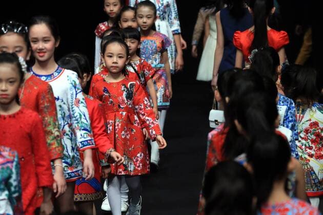 (160329) -- BEIJING, March 29, 2016 -- Young models present fashion creations designed by Zheng Cheng during a fashion show of Mini Petrel Che Children s Wear Collection at China Fashion Week in Beijing, capital of China, March 29, 2016. ) (mcg) CHINA-BEIJING-FASHION WEEK-MINI PETREL (CN) LixMingfang 