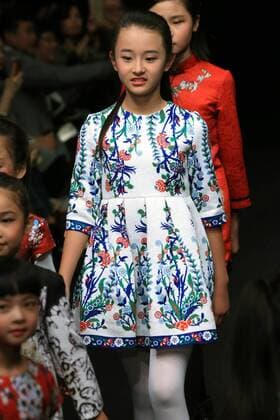 (160329) -- BEIJING, March 29, 2016 -- A young model presents fashion creations designed by Zheng Cheng during a fashion show of Mini Petrel Che Children s Wear Collection at China Fashion Week in Beijing, capital of China, March 29, 2016. ) (mcg) CHINA-BEIJING-FASHION WEEK-MINI PETREL (CN) LixMingfang 