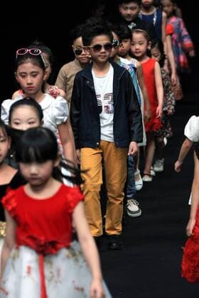 (160329) -- BEIJING, March 29, 2016 -- Young models present fashion creations designed by Zheng Cheng during a fashion show of Mini Petrel Che Children s Wear Collection at China Fashion Week in Beijing, capital of China, March 29, 2016. ) (mcg) CHINA-BEIJING-FASHION WEEK-MINI PETREL (CN) LixMingfang 