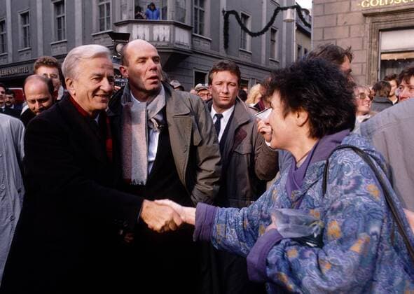 Bundespraesident Richard von WEIZSAECKER zu Besuch in Herrnhut in Sachsen , Dezember 1990 President Richard von WEIZSAECKER is visiting Herrnhut in Saxony , December 1990