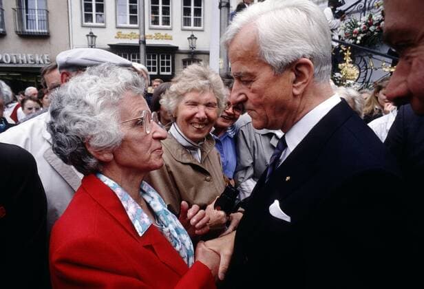 Bundespraesident Richard von WEIZSAECKER wird Ehrenbuerger von Bonn , Mai 1989 President Richard von WEIZSAECKER becomes citizen of honour of Bonn , May 1989
