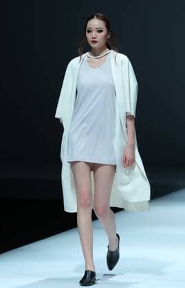 (160329) -- BEIJING, March 29, 2016 -- A model presents a creation by designer Hao Jia during China Fashion Week in Beijing, capital of China, March 29, 2016. ) (mp) CHINA-BEIJING-FASHION WEEK-HAO JIA (CN) ChenxJianli 
