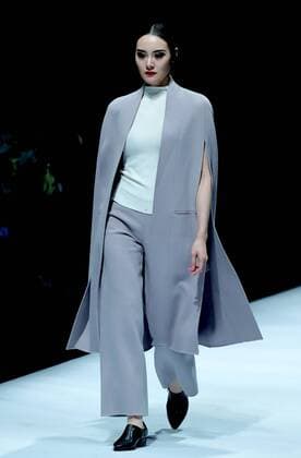 (160329) -- BEIJING, March 29, 2016 -- A model presents a creation by designer Hao Jia during China Fashion Week in Beijing, capital of China, March 29, 2016. ) (mp) CHINA-BEIJING-FASHION WEEK-HAO JIA (CN) ChenxJianli 