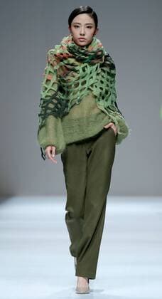 (160329) -- BEIJING, March 29, 2016 -- A model presents a creation by designer Sun Xuefei at a fashion show of Fei Gallery & Boutique during China Fashion Week in Beijing, capital of China, March 29, 2016. ) (mp) CHINA-BEIJING-FASHION WEEK-SUN XUEFEI (CN) ChenxJianli 