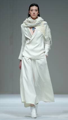 (160329) -- BEIJING, March 29, 2016 -- A model presents a creation by designer Sun Xuefei at a fashion show of Fei Gallery & Boutique during China Fashion Week in Beijing, capital of China, March 29, 2016. ) (mp) CHINA-BEIJING-FASHION WEEK-SUN XUEFEI (CN) ChenxJianli 